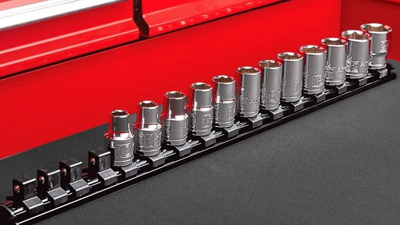U.S. General magnetic socket rail