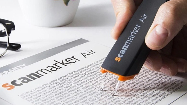 Scanmarker Air scanning text from a printed page.