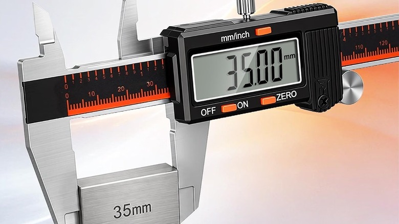 The Hardell digital caliper being used to measure a 35mm object