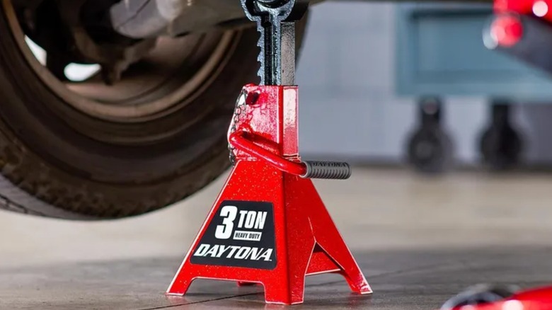 Daytona jack (in metallic red) holding up a car