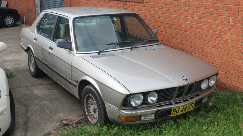 BMW 520i (E28) parked near a building