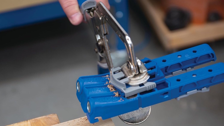 Clamp holding down the Kreg pocket-hole jig