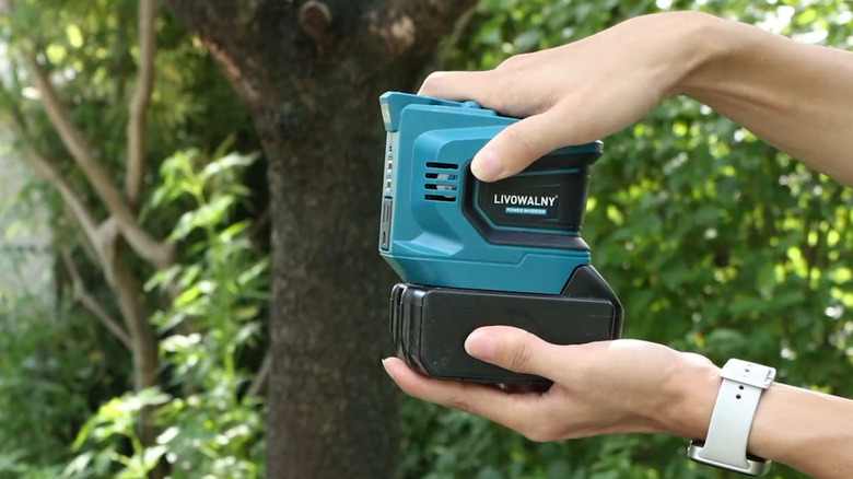 The Livowalny Power Inverter being attached to the Makita battery