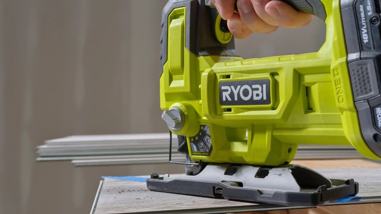 cutting laminate floor board with jig saw