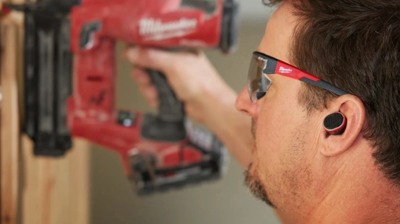Man using a Milwaukee tool with Milwaukee Bluetooth