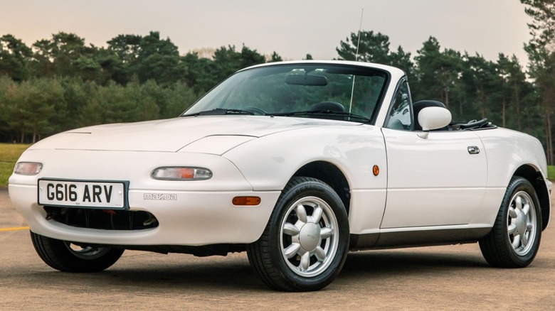 a white Mazda MX-5 1.6 Mk1