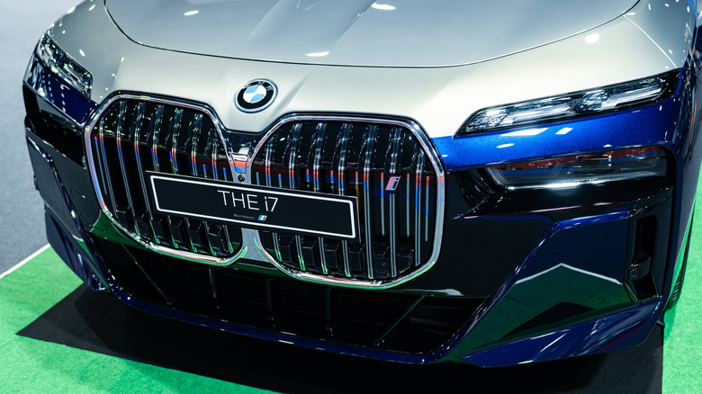 Large grill of BMW 7 Series