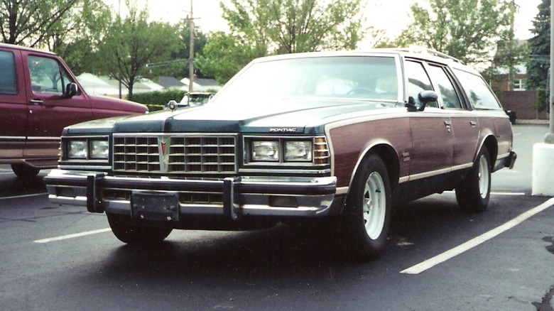 1977 Pontiac Grand Safari parked in a parking lot