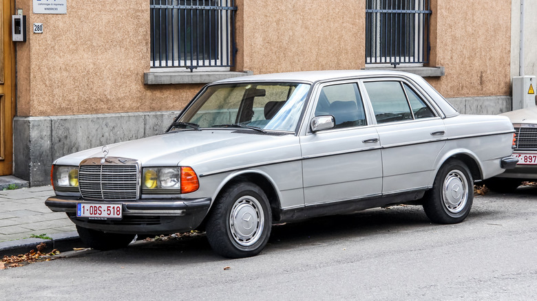 Mercedes-Benz W123 E-Class parked in a Belgian street