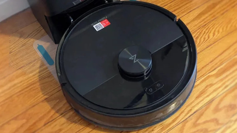 Roborock Q7 M5+ cleaning a wood floor