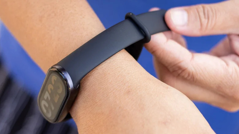 SlashGear's reviewer wearing the Xiaomi Smart Band 9