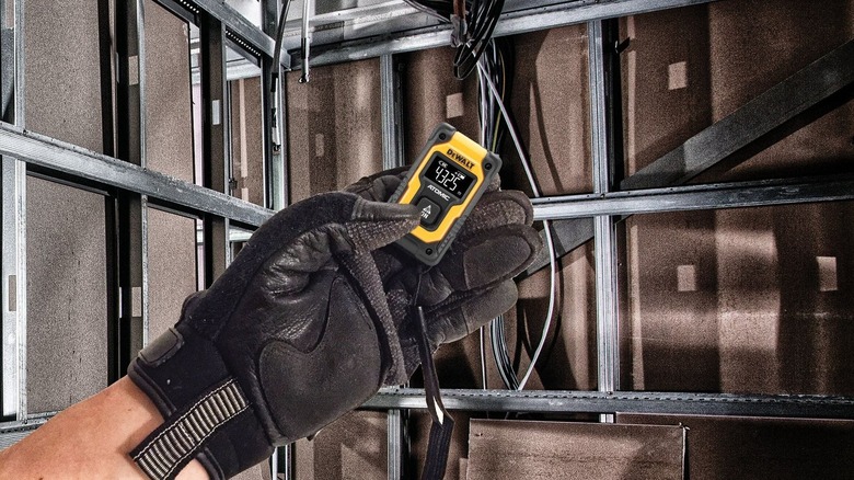 hand holding Atomic distance measurer