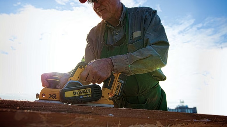 planing a board with DeWalt planer