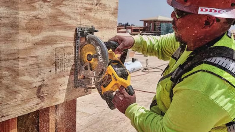 cutting with FlexVolt circular saw