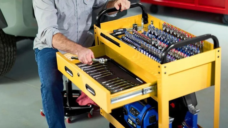 using U.S. General shop cart in garage