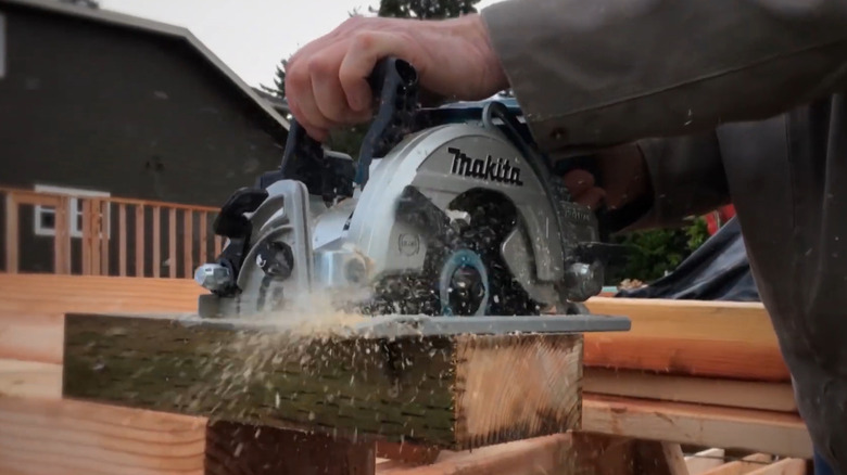 DIYer using Makita XSR01 saw on a jobsite
