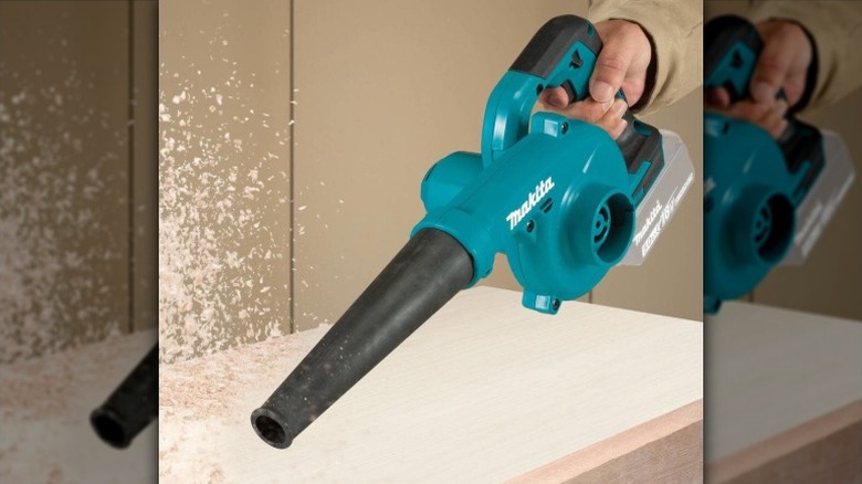 Makita XBU05Z blower blowing sawdust