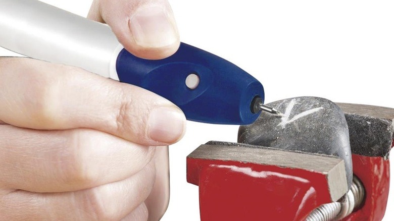 Handheld pen engraver