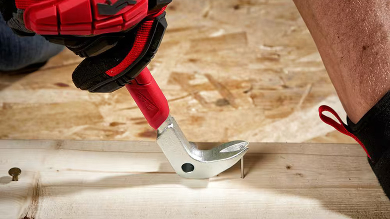 Milwaukee nail puller in action