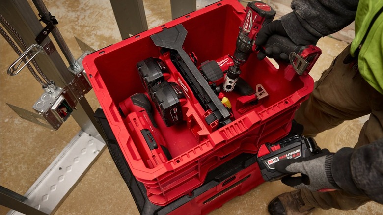 Packout tool crate with divider in use