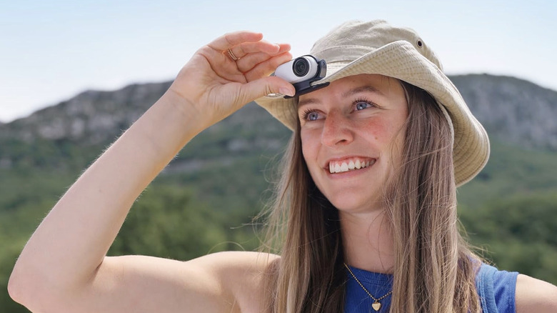 A woman with the Insta360 Go 3S clipped to her hat.