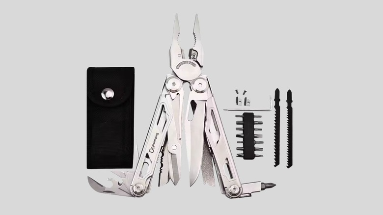 Daicamping DL30 multi-tool on gray background