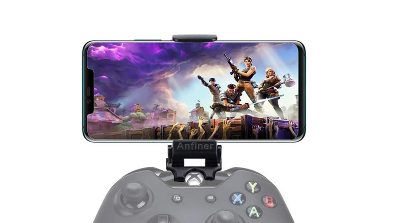 Controller smartphone mount installed on an Xbox controller