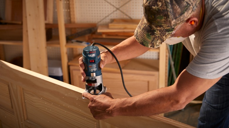 Cutting recess in a door with the Bosch palm router