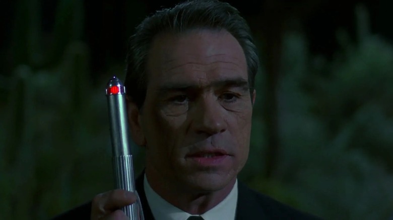 Agent K holding a neuralyzer