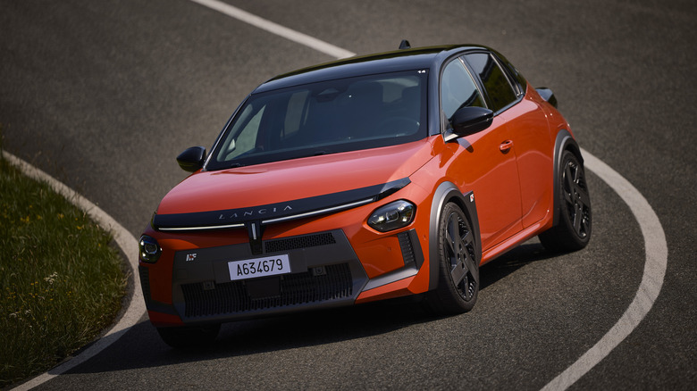 Lancia Ypsilon HF cornering at speed