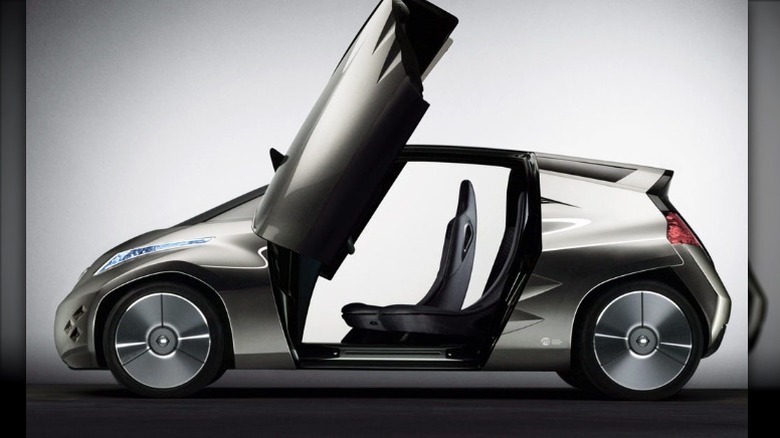 Side view of Nissan Mixim with doors open