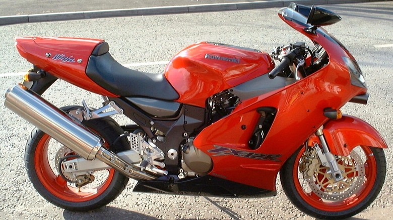Red 2004 Kawasaki Ninja ZX‑12R