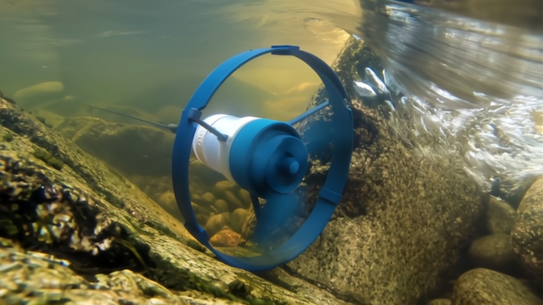 An Enomad Uno in the water charging.