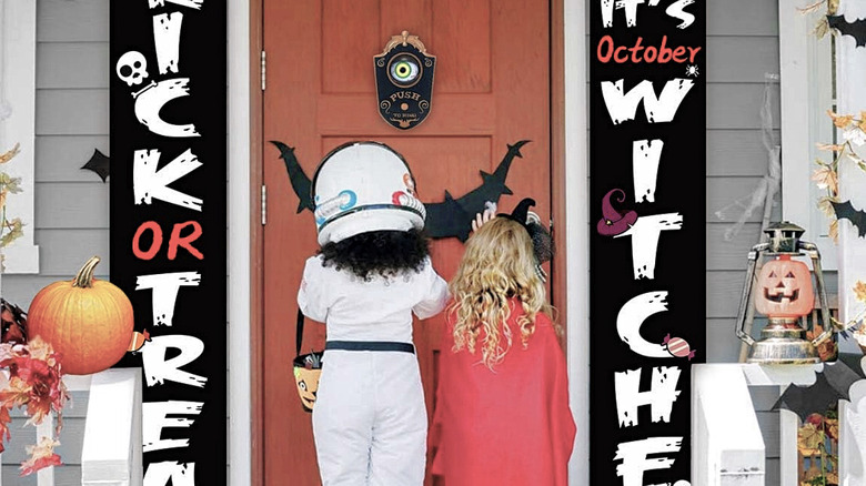 Trick-or-treaters greeted at the door by the Nobie Vivid Halloween Doorbell.