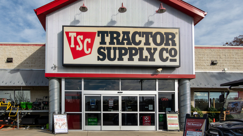 The front of a Tractor Supply store