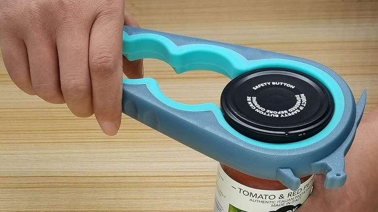 Person using jar opener