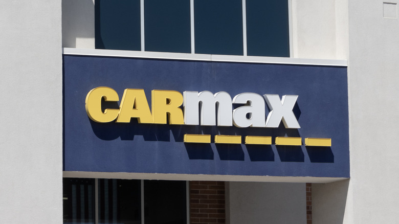 CarMax logo na pročelju zgrade.