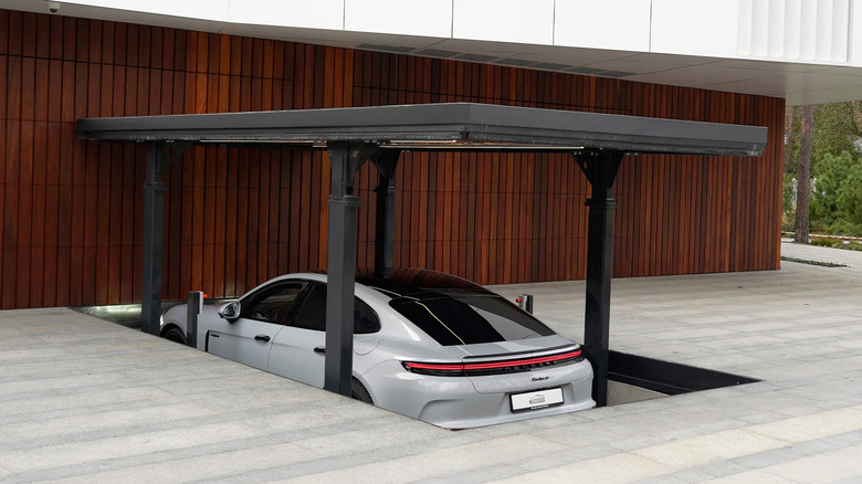 Subterio garage vault with a Porsche