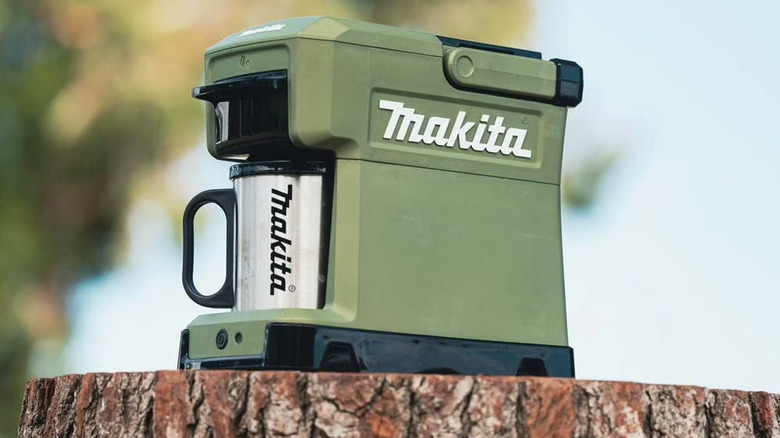 Makita coffee maker with a travel mug underneath the coffee drip