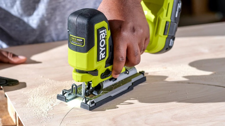 cutting out a circular design in workpiece with Ryobi jig saw