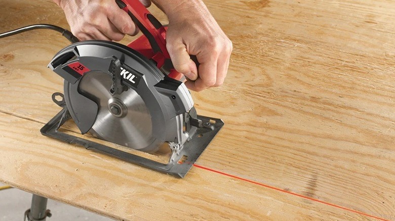 Skil saw with laser guide