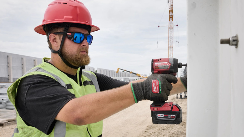 Worker wearing the Milwaukee Polarized Full Frame Safety Glasses
