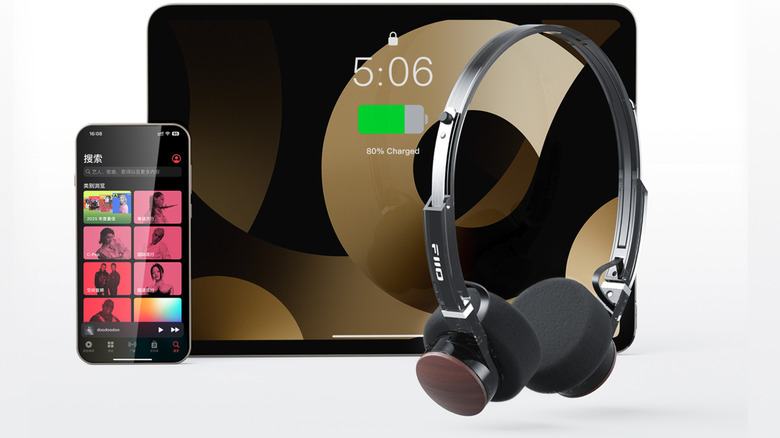 The EH11 in front of an iPhone and iPad, white background