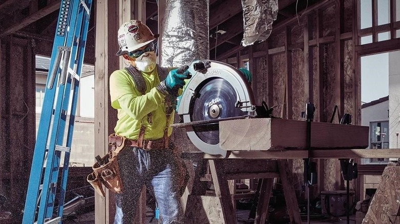 Makita's record-breaking circular saw in action