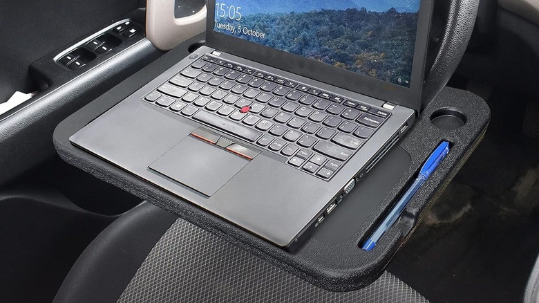 Laptop on steering wheel tray