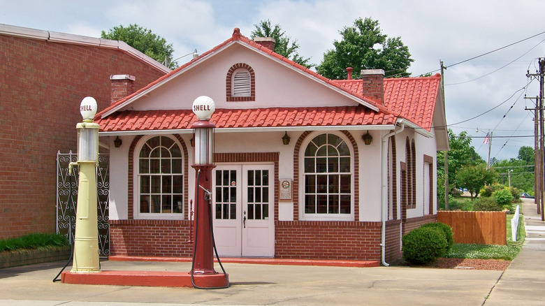 Beam's Shell Service Station building in Cherryville
