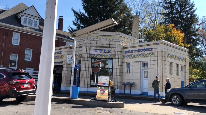 Cars outside Dunkle's Gulf Service in Bedford