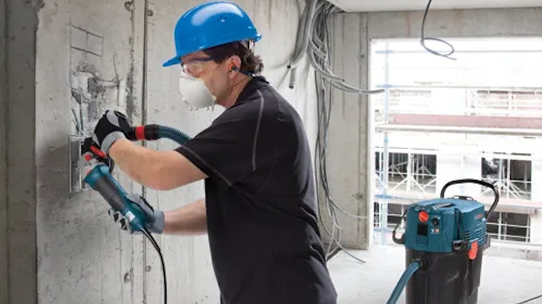 Work using the dust extractor while attached to another tool