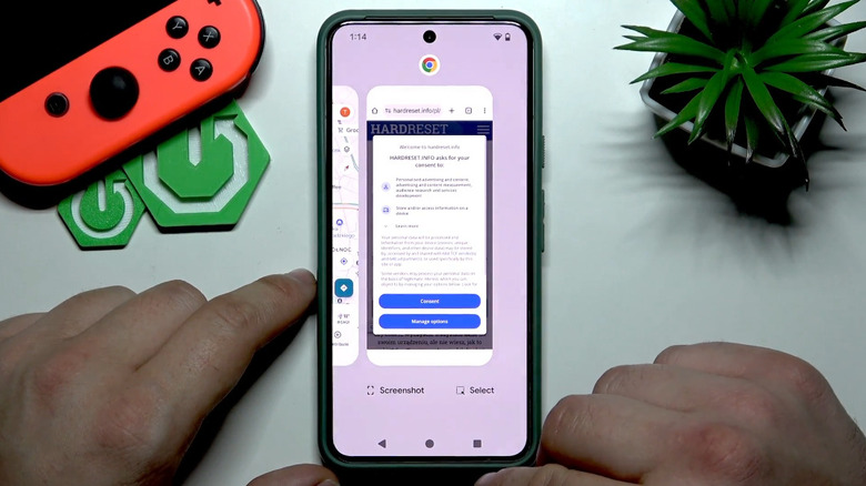 Hands selecting text via the app switcher text select feature on a Pixel phone.