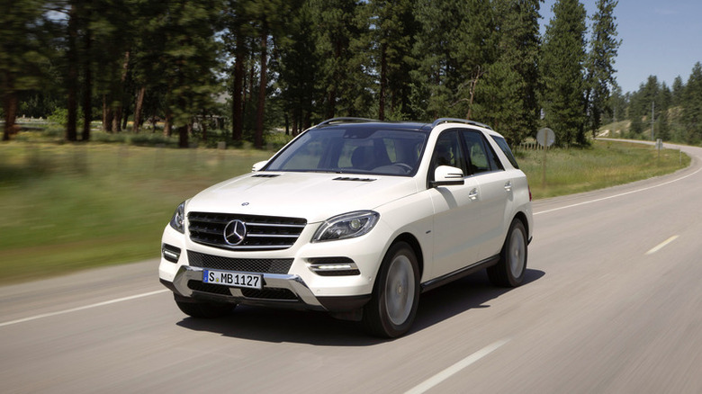 White Mercedes-Benz M-Class, ML 350 4MATIC BlueEFFICIENCY driving at speed